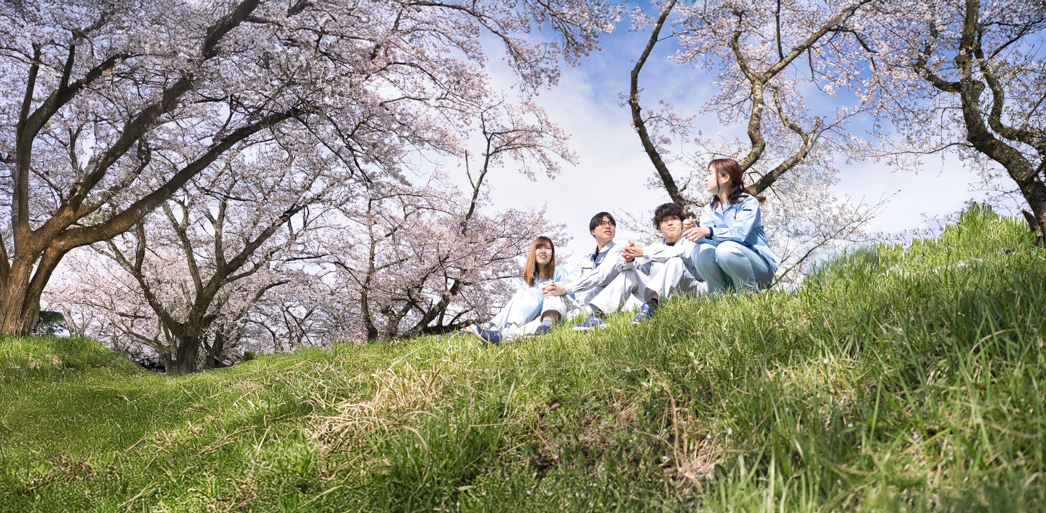 社員４人が並んで座って喋っている様子