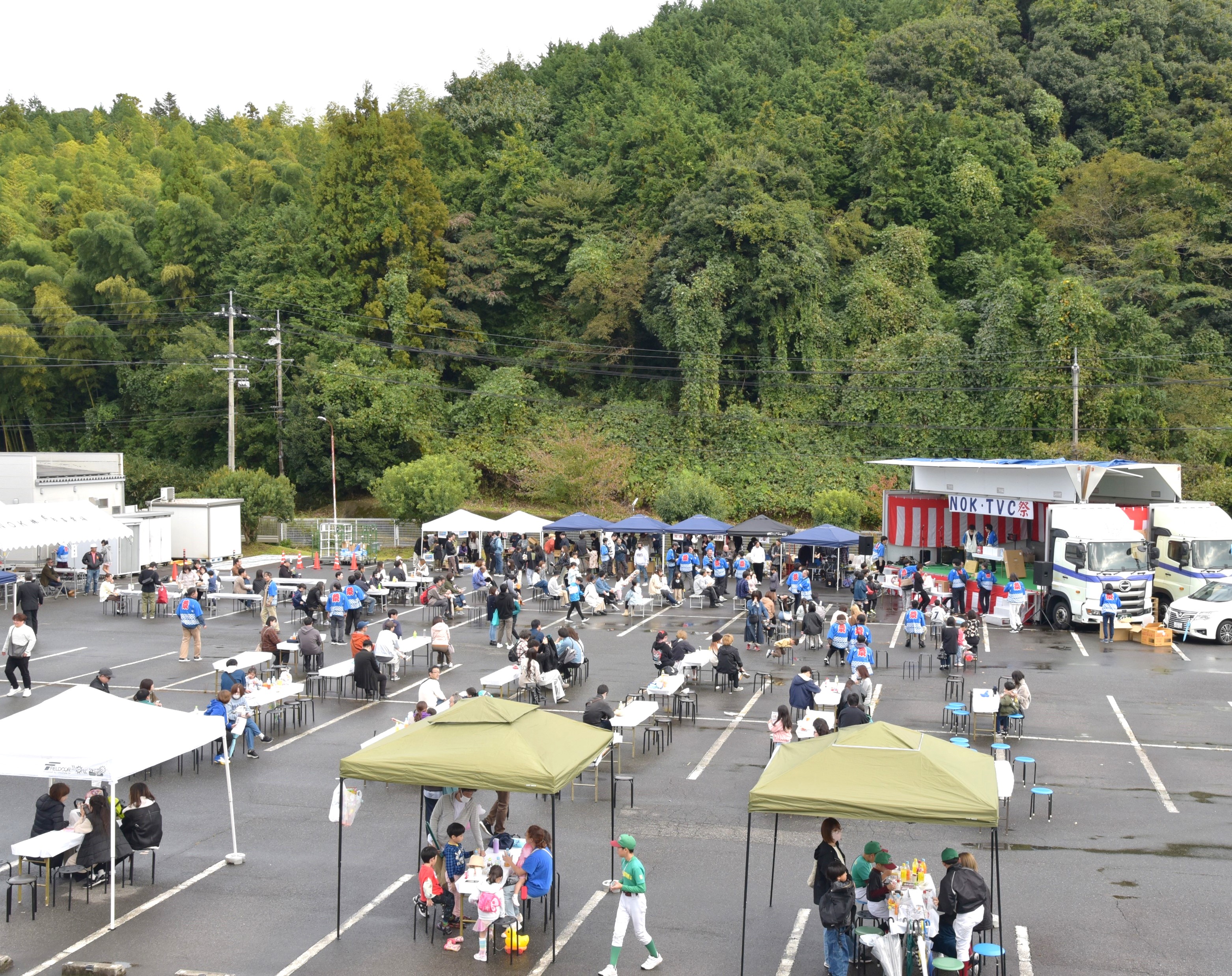 秋祭り開催時の会場全体の様子