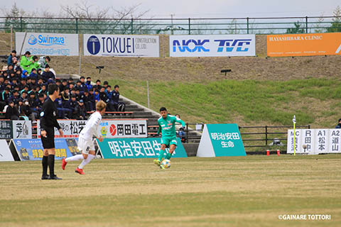 ガイナーレ鳥取の試合の様子、バックにはNOKとTVCのロゴ