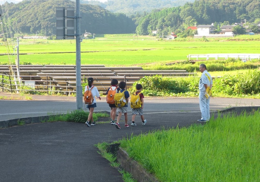 通学中の児童を見守るTVC従業員