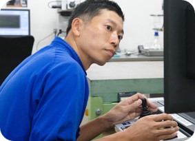 検査機器に向かって仕事をしている様子