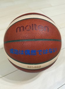 オフの日に部屋でゲームをしている姿