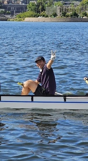 オフの日に部屋でゲームをしている姿