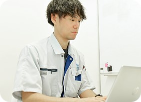 パソコンに向かって作業している様子