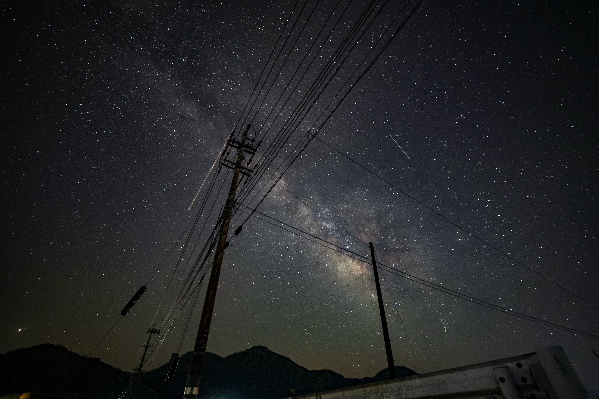 夜のダイセン、バックには星空が広がる