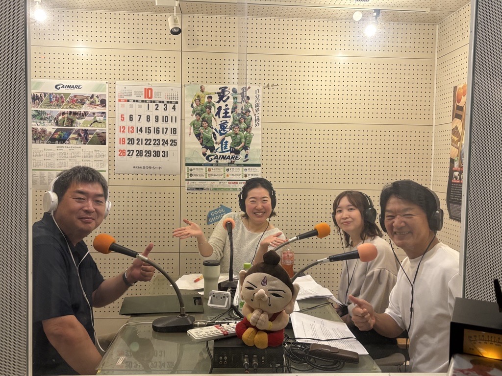 ラジオ出演時の3人とMCの方との写真