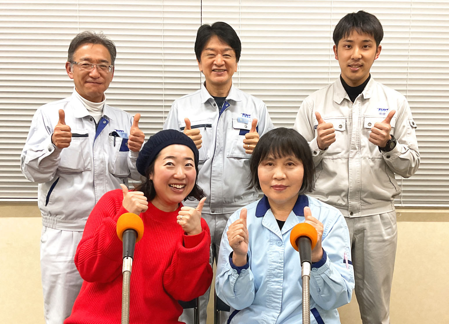 ラジオ出演時の4人とMCの方との写真